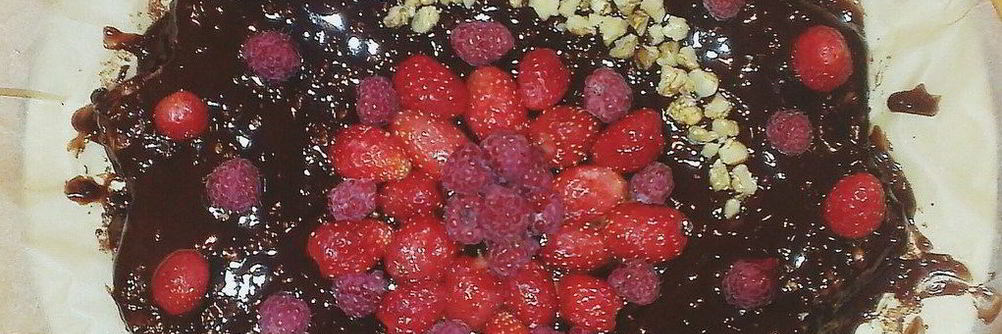 Брауни с земляникой и малиной