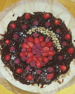 Брауни с земляникой и малиной