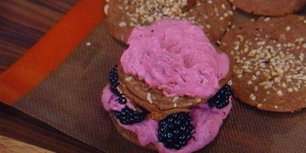 ежевичное пирожное