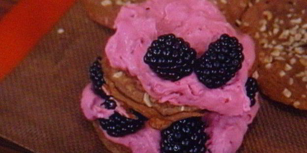 ежевичное пирожное