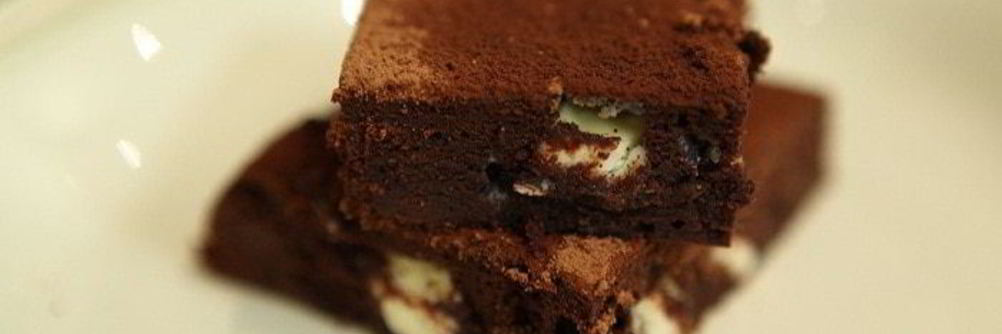 Кофейный брауни с черным и белым шоколадом