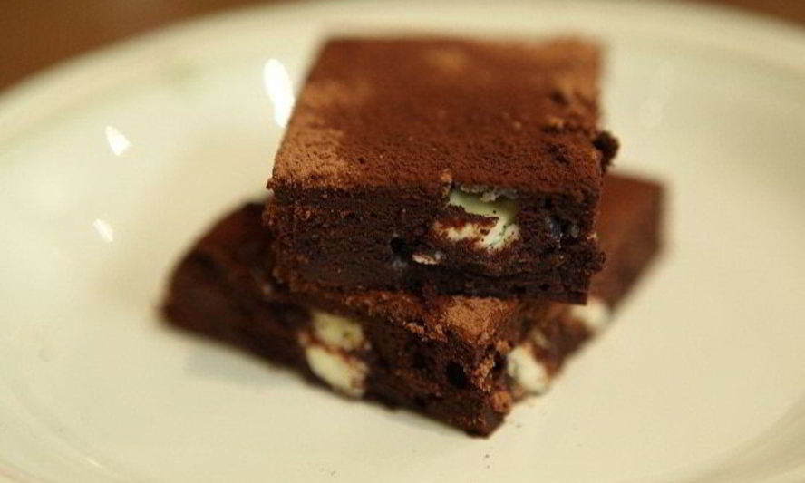 Рецепт кофейного брауни с черным и белым шоколадом