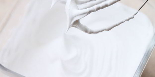 кокосово-клубничное пирожное