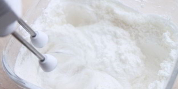 кокосово-клубничное пирожное