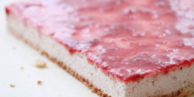 кокосово-клубничное пирожное