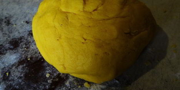 лимонное пирожное софи лорен с грецкими орехами, изюмом и безе