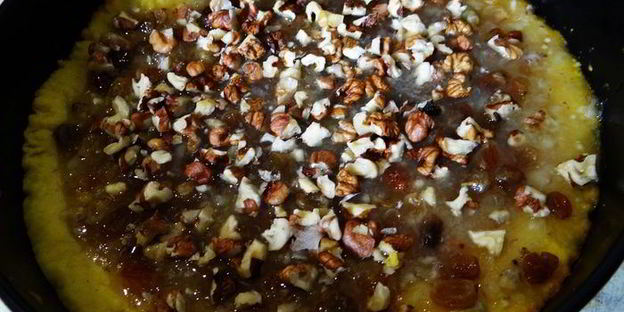 лимонное пирожное софи лорен с грецкими орехами, изюмом и безе