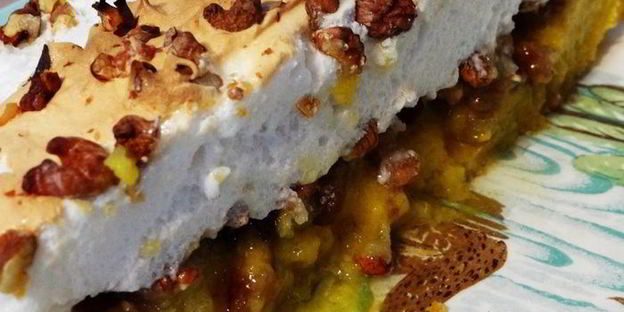 лимонное пирожное софи лорен с грецкими орехами, изюмом и безе