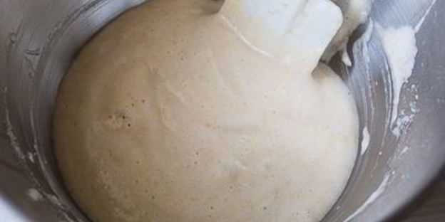 муссовое пирожное с шоколадом и маракуйей