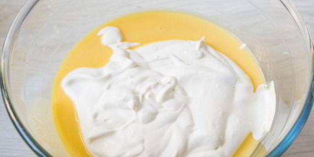 муссовое пирожное с шоколадом и маракуйей