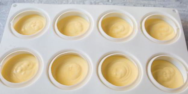 муссовое пирожное с шоколадом и маракуйей