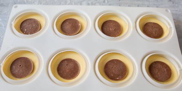 муссовое пирожное с шоколадом и маракуйей