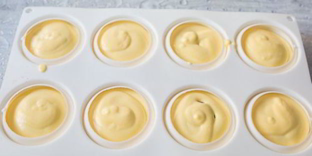 муссовое пирожное с шоколадом и маракуйей