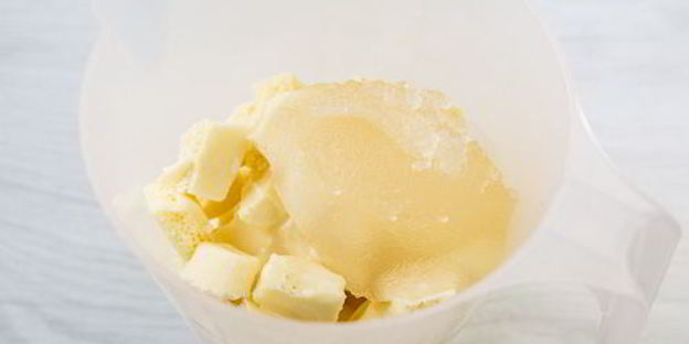 муссовое пирожное с шоколадом и маракуйей