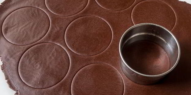 муссовое пирожное с шоколадом и маракуйей