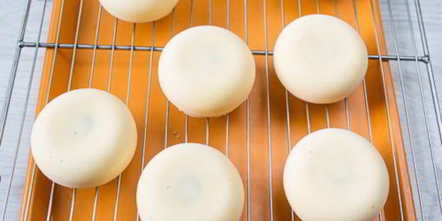 муссовое пирожное с шоколадом и маракуйей