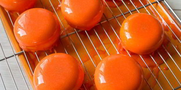 муссовое пирожное с шоколадом и маракуйей