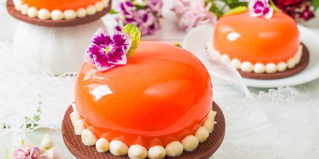 муссовое пирожное с шоколадом и маракуйей