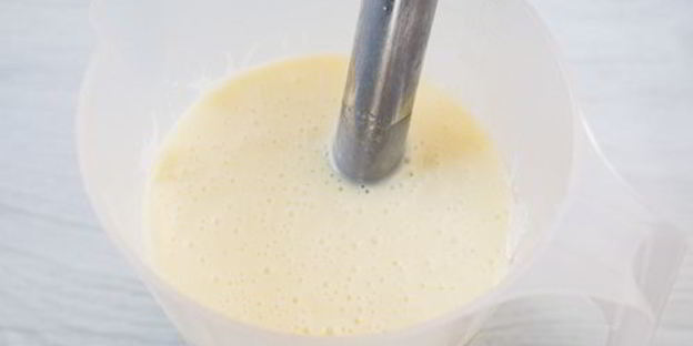 муссовое пирожное с шоколадом и маракуйей