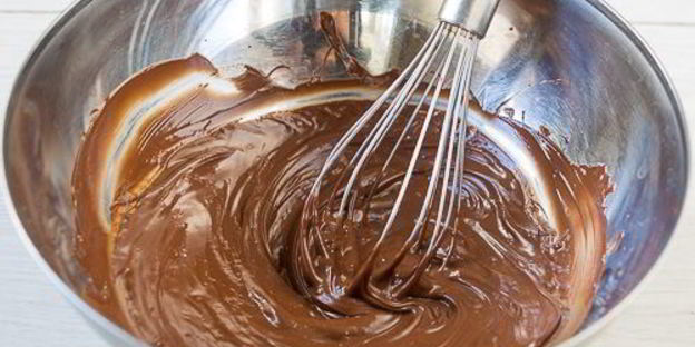 муссовое пирожное с шоколадом и маракуйей