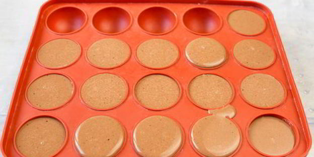 муссовое пирожное с шоколадом и маракуйей