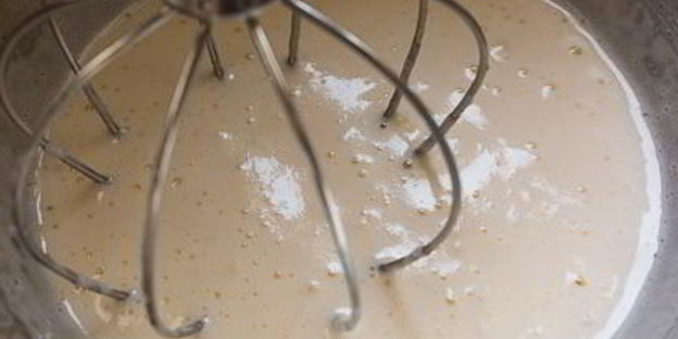 муссовое пирожное с шоколадом и маракуйей