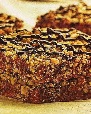 Ореховые пирожные с малиновым вареньем