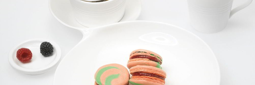 Пирожное макарон с малиной и анисом