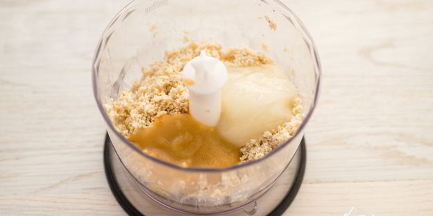 пирожное с ореховым кремом и бананами без выпечки