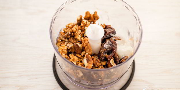 пирожное с ореховым кремом и бананами без выпечки