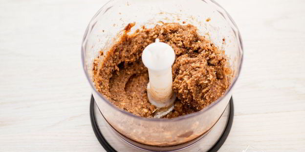 пирожное с ореховым кремом и бананами без выпечки