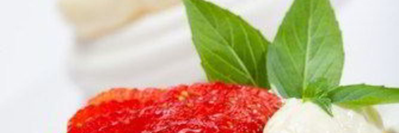 Пирожные безе с клубникой