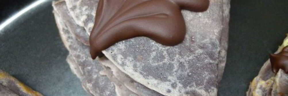 Пирожные блинные Обамки в шоколаде с ванильным пудингом и вишней