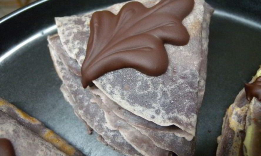 Рецепт пирожных блинных обамок в шоколаде с ванильным пудингом и вишней