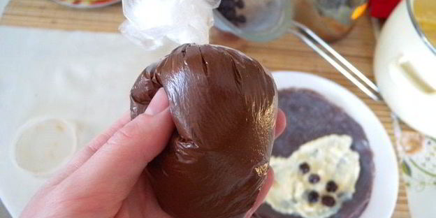 пирожные блинные обамки в шоколаде с ванильным пудингом и вишней