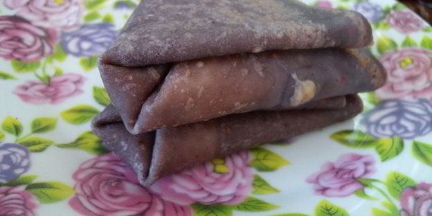 пирожные блинные обамки в шоколаде с ванильным пудингом и вишней