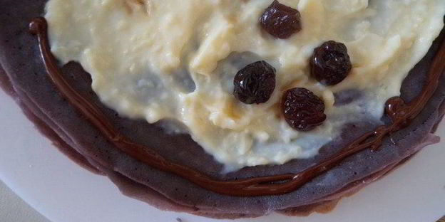 пирожные блинные обамки в шоколаде с ванильным пудингом и вишней