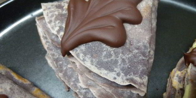 пирожные блинные обамки в шоколаде с ванильным пудингом и вишней