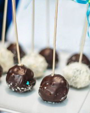 Пирожные на палочке