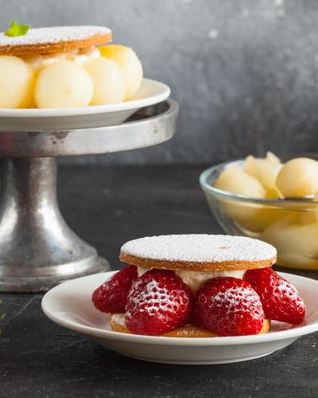 Пирожные с дыней, клубникой и кремом шибуст