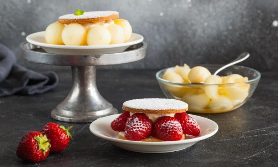 Рецепт пирожных с дыней, клубникой и кремом шибуст