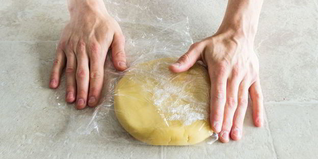 пирожные с дыней, клубникой и кремом шибуст