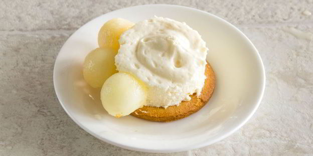 пирожные с дыней, клубникой и кремом шибуст