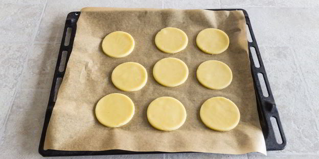 пирожные с дыней, клубникой и кремом шибуст