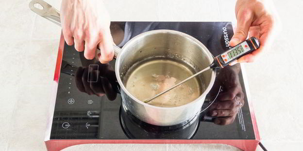 пирожные с дыней, клубникой и кремом шибуст