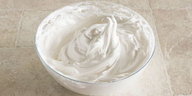 пирожные с дыней, клубникой и кремом шибуст