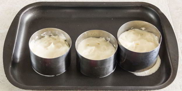 пирожные с дыней, клубникой и кремом шибуст