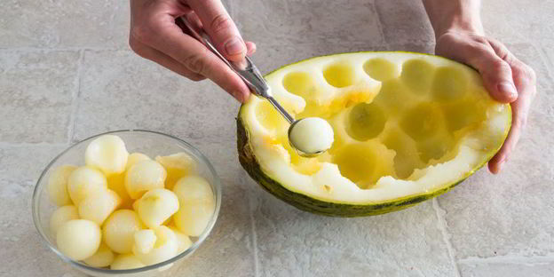 пирожные с дыней, клубникой и кремом шибуст