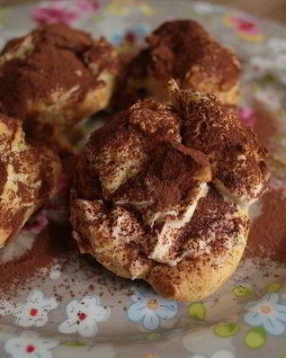 Пирожные Шу с миндальными хлопьями