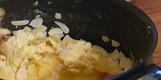 пирожные шу с миндальными хлопьями